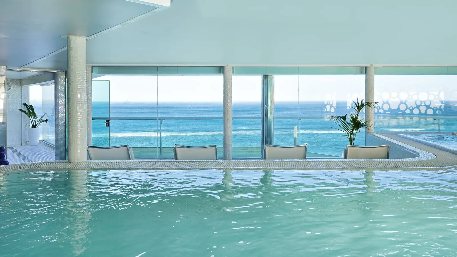 Bull Reina Isabel & Spa: The spa's hydrotherapy pool behind glass over the bay