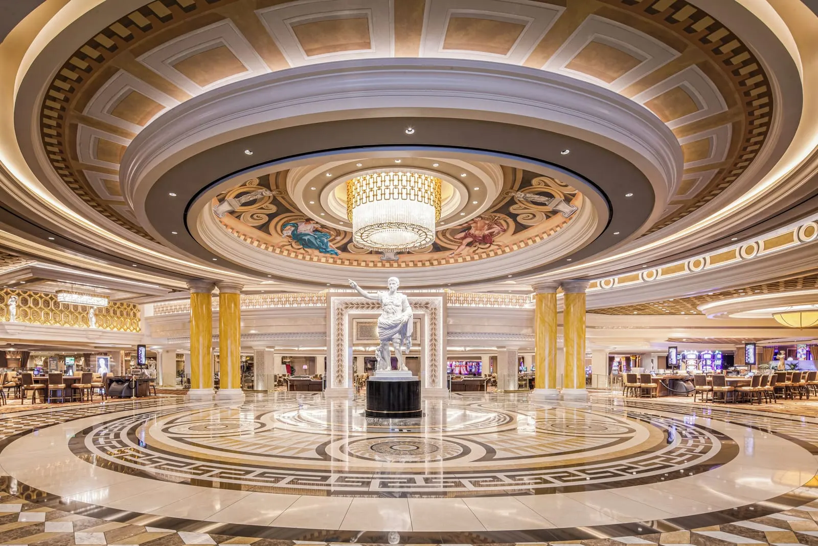 Caesars Palace: The marble Augustus at the main entrance