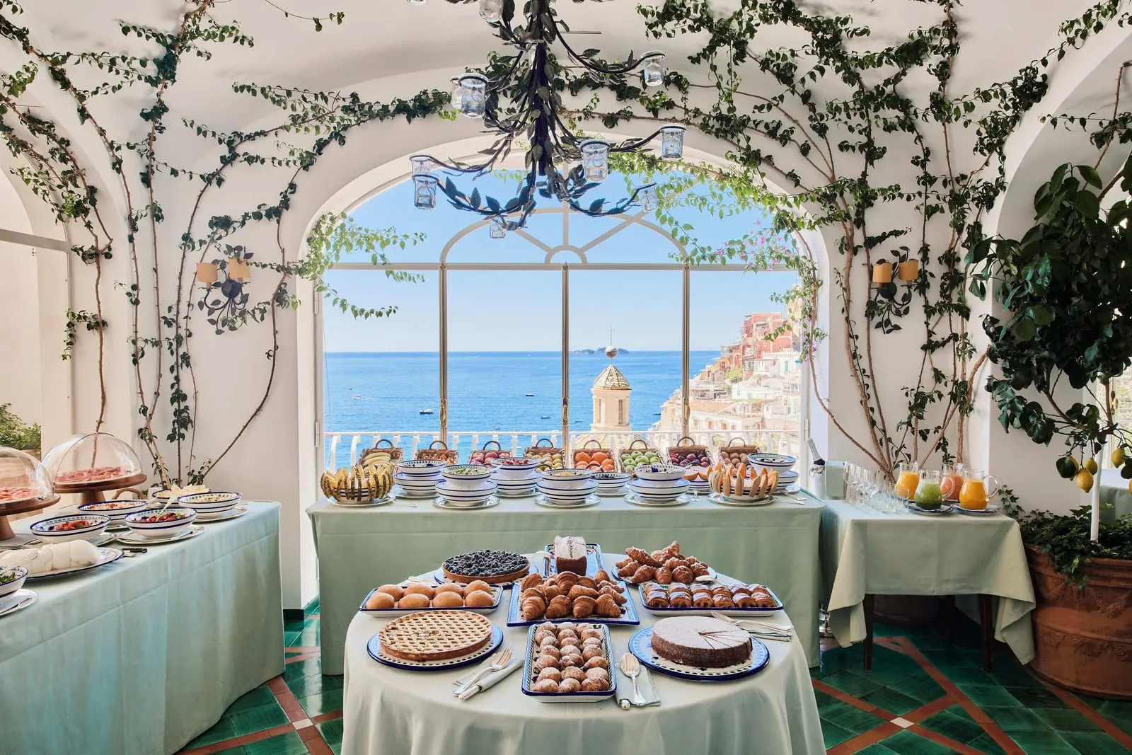Le Sirenuse: The breakfast buffet beneath the vines