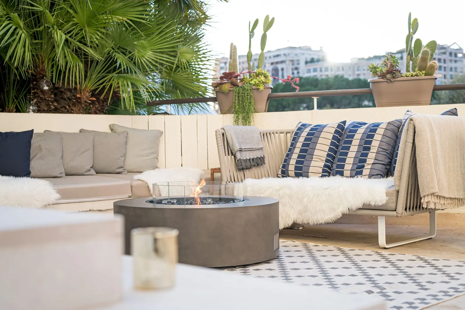 Columbus Hotel Monte-Carlo: Rooftop terrace with fire pit