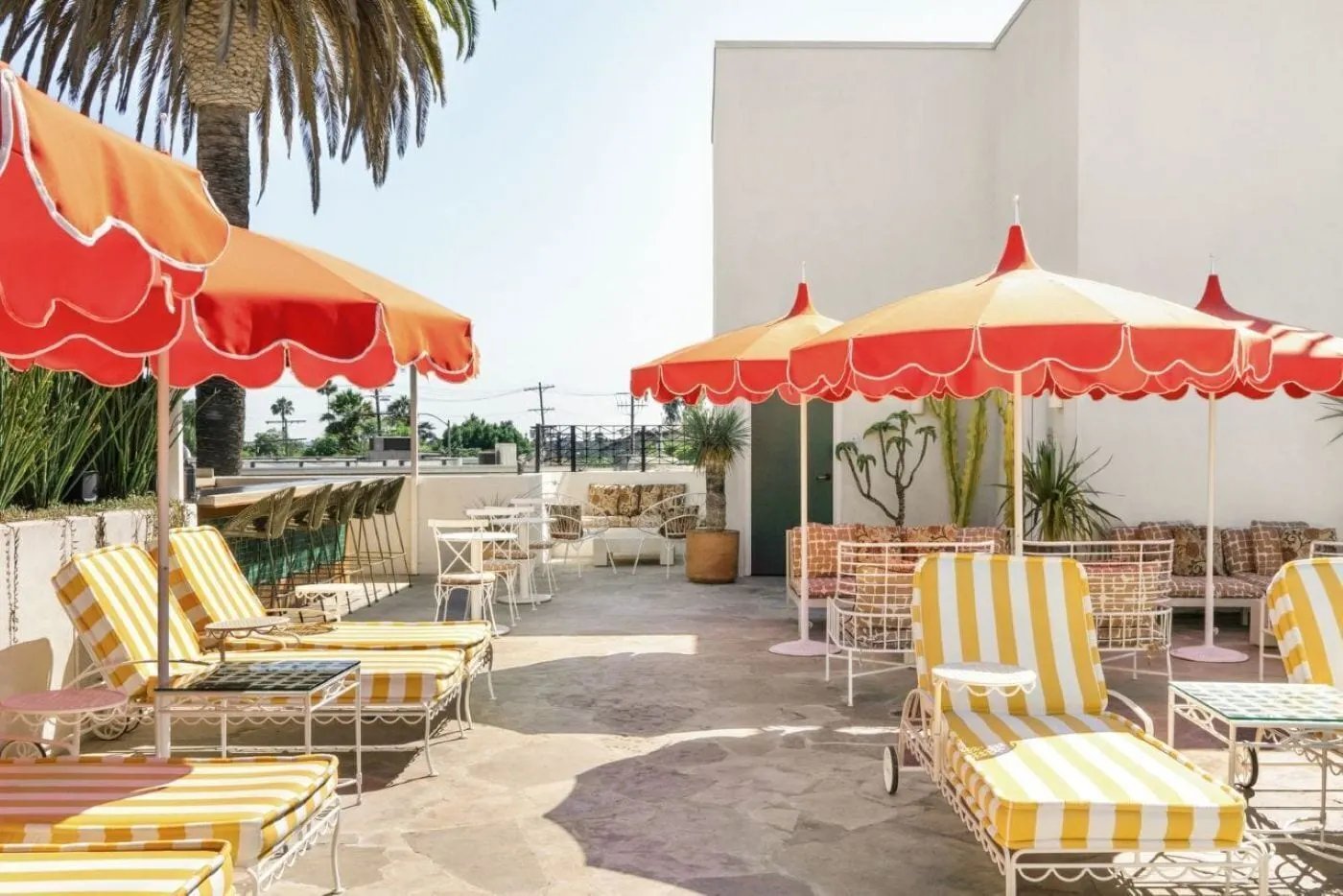 Silver Lake Pool & Inn: Loungers and a small bar counter on the pool deck
