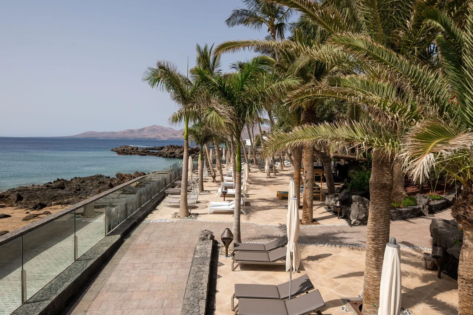 Hotel Fariones: Sun loungers above the lava shore