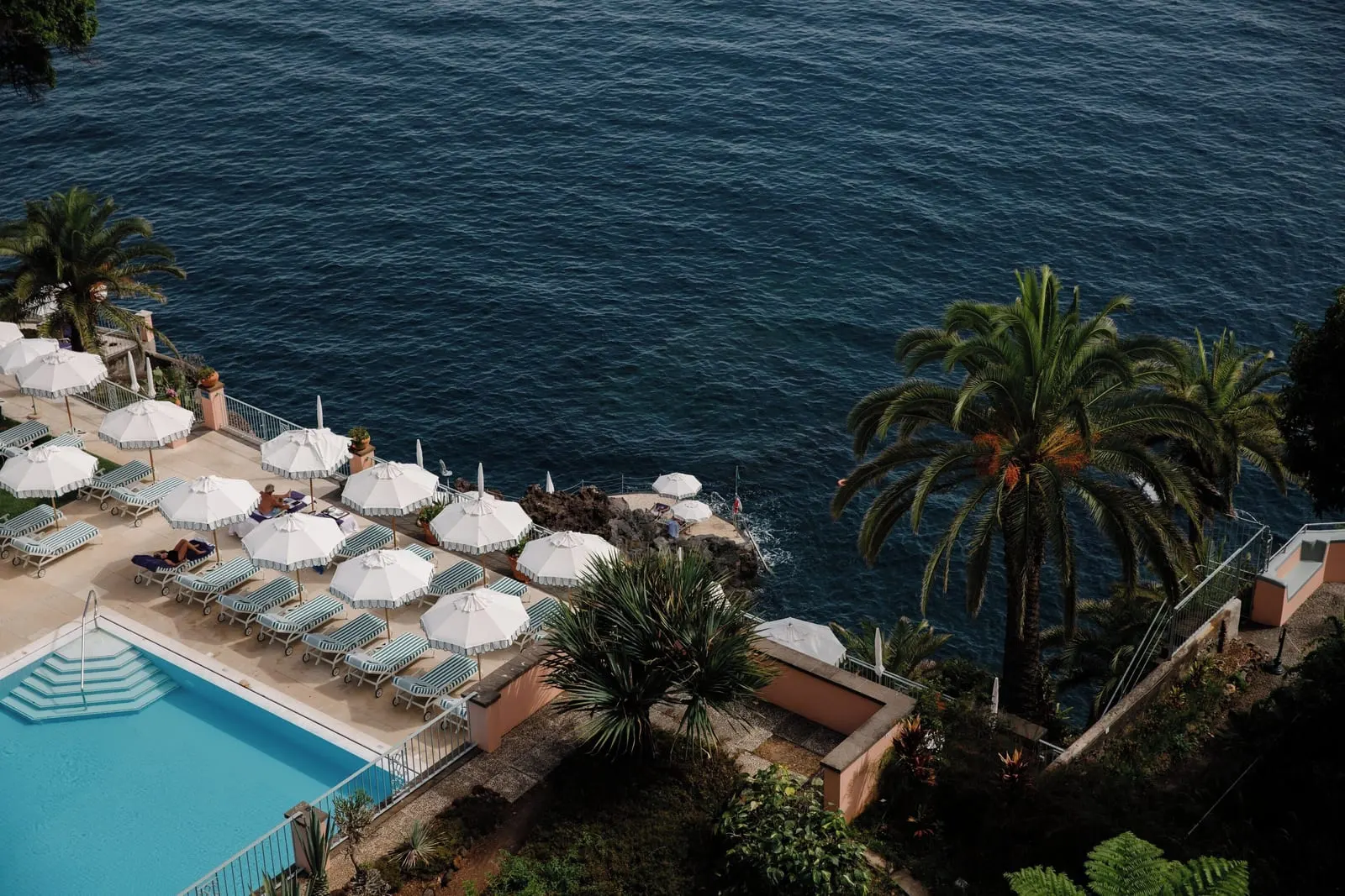 Reid's Palace, A Belmond Hotel: A pool deck on the cliff over the Atlantic