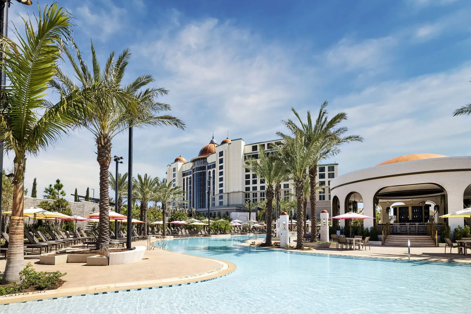Universal Helios Grand Hotel, a Loews Hotel: The zero-entry pool and the Lotus Lagoon bar