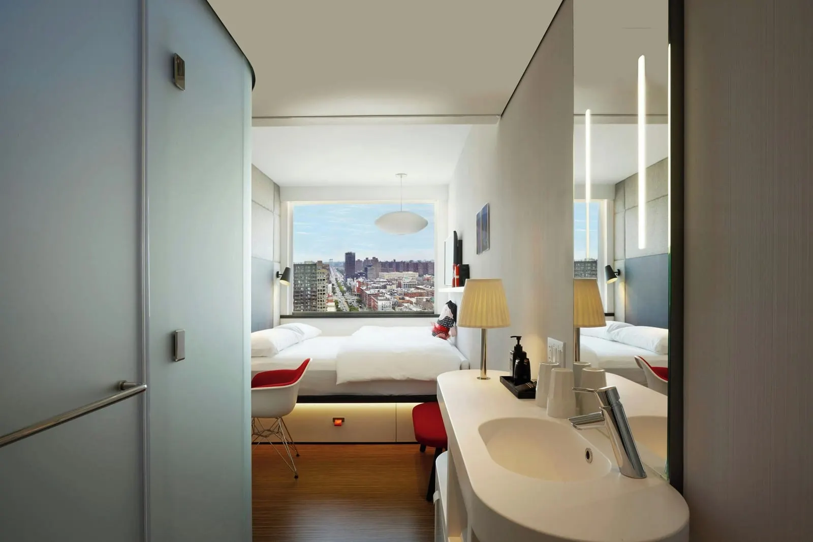 citizenM New York Bowery: A room, the bed under the window