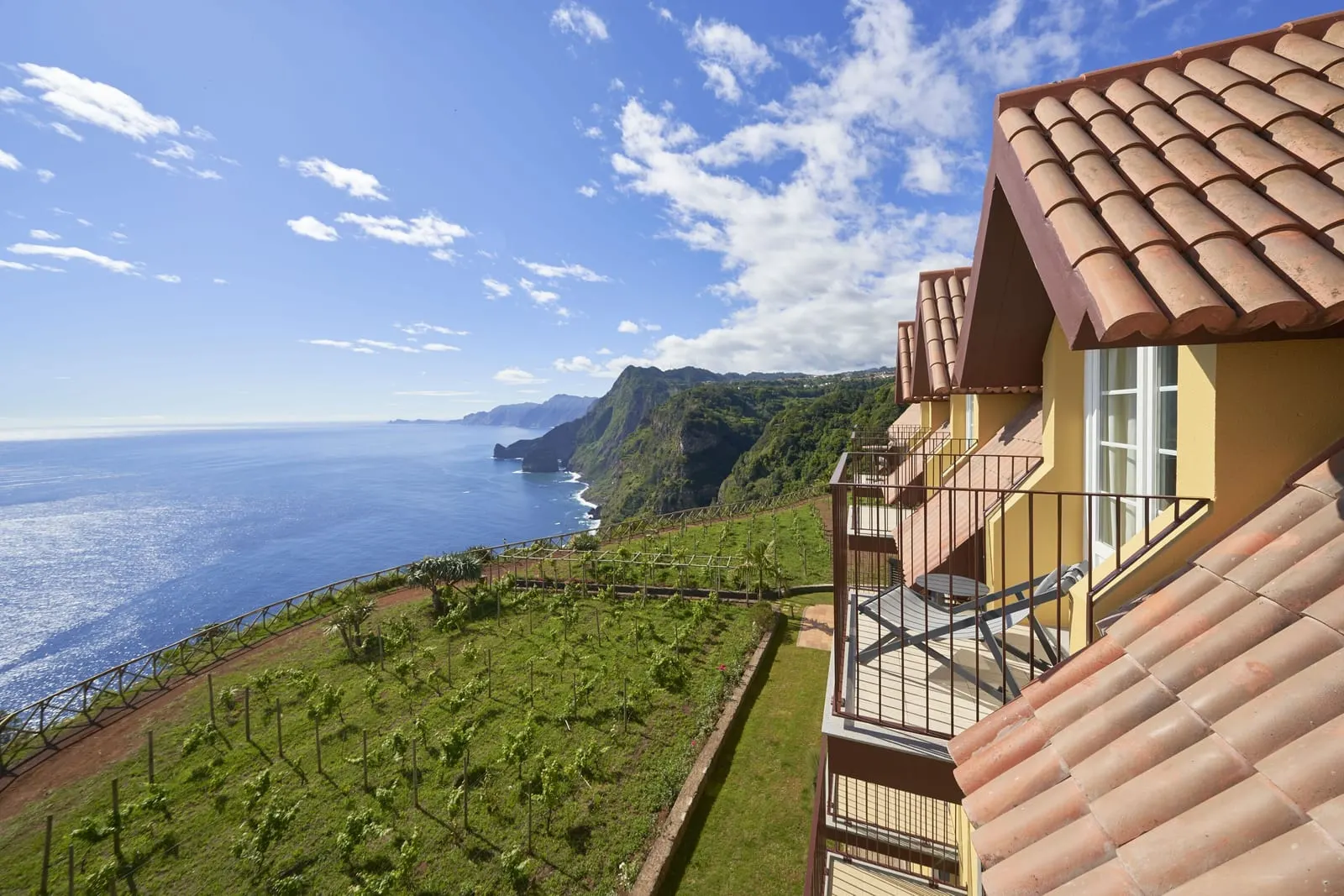 Hotel Quinta do Furão: Balconies looking over the vineyard to the sea