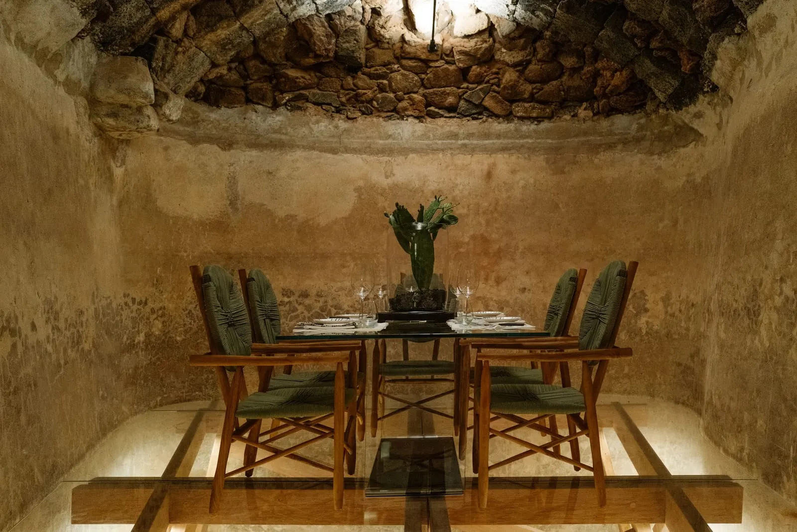 Hotel César Lanzarote: A table laid in one of the old water cisterns