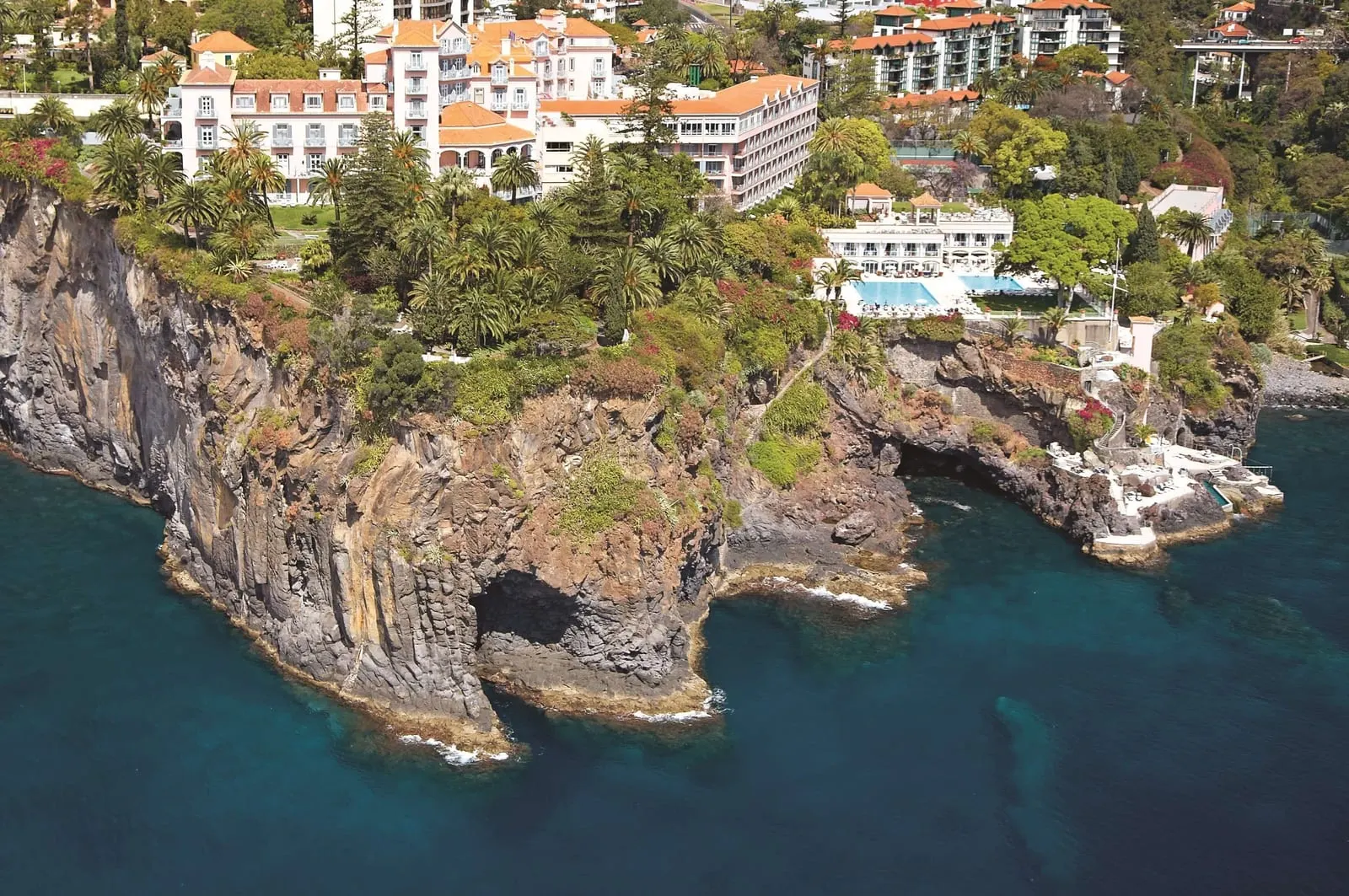 Reid's Palace, A Belmond Hotel: Reid's Palace on its cliff above the bay