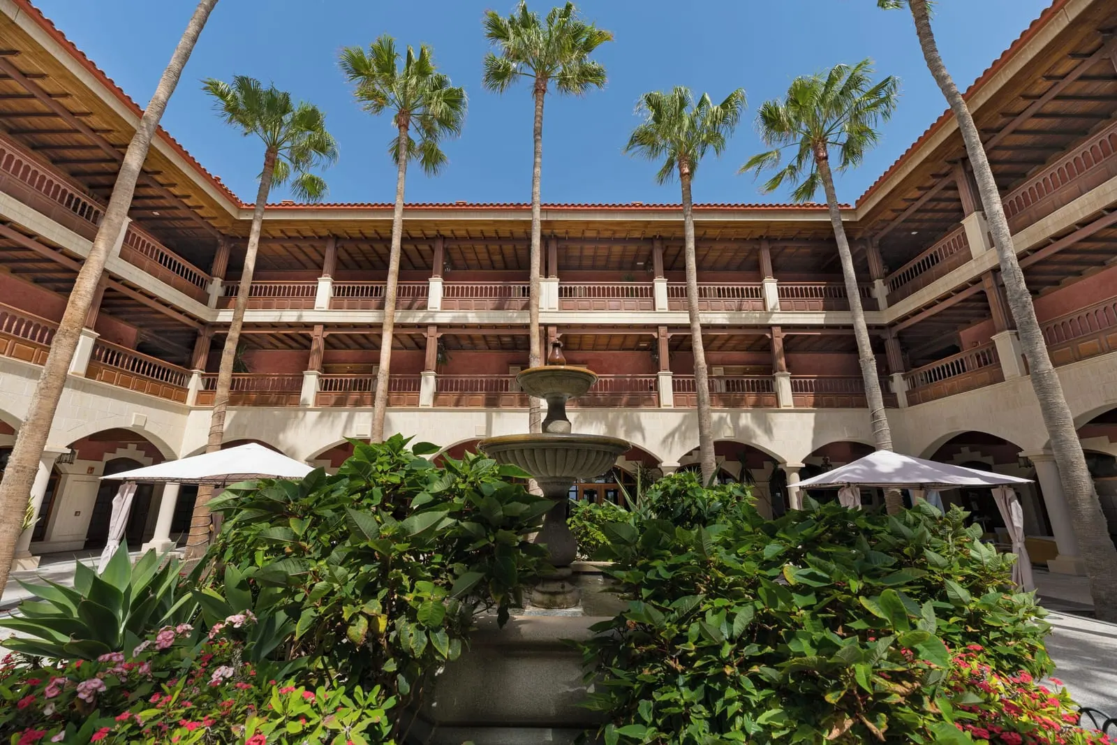 Elba Palace Golf Boutique Hotel: The Canarian courtyard and its fountain