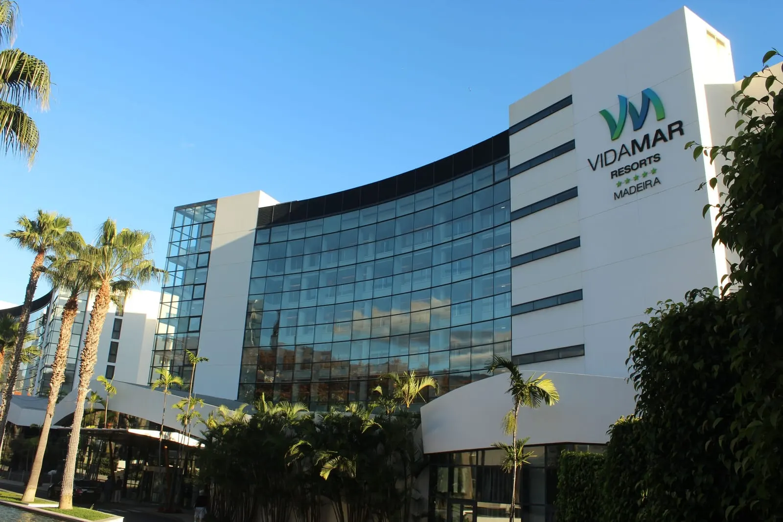 VidaMar Resort Hotel Madeira: The hotel's glass front among the palms