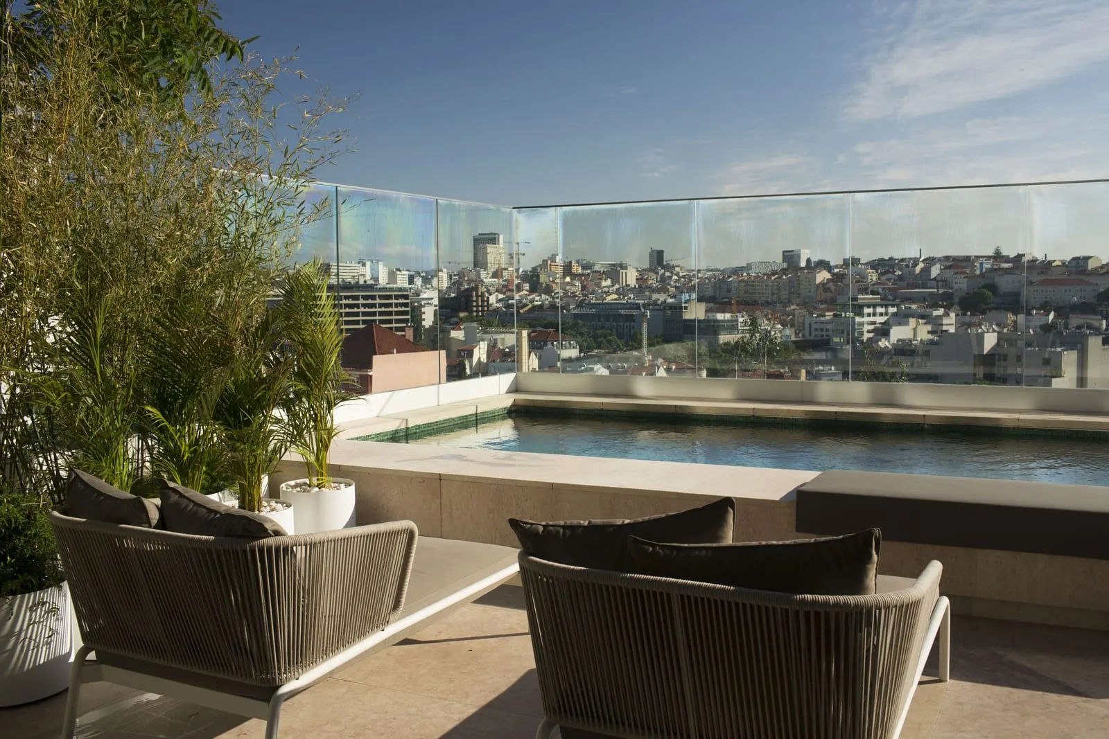 Memmo Príncipe Real: Rooftop terrace seating
