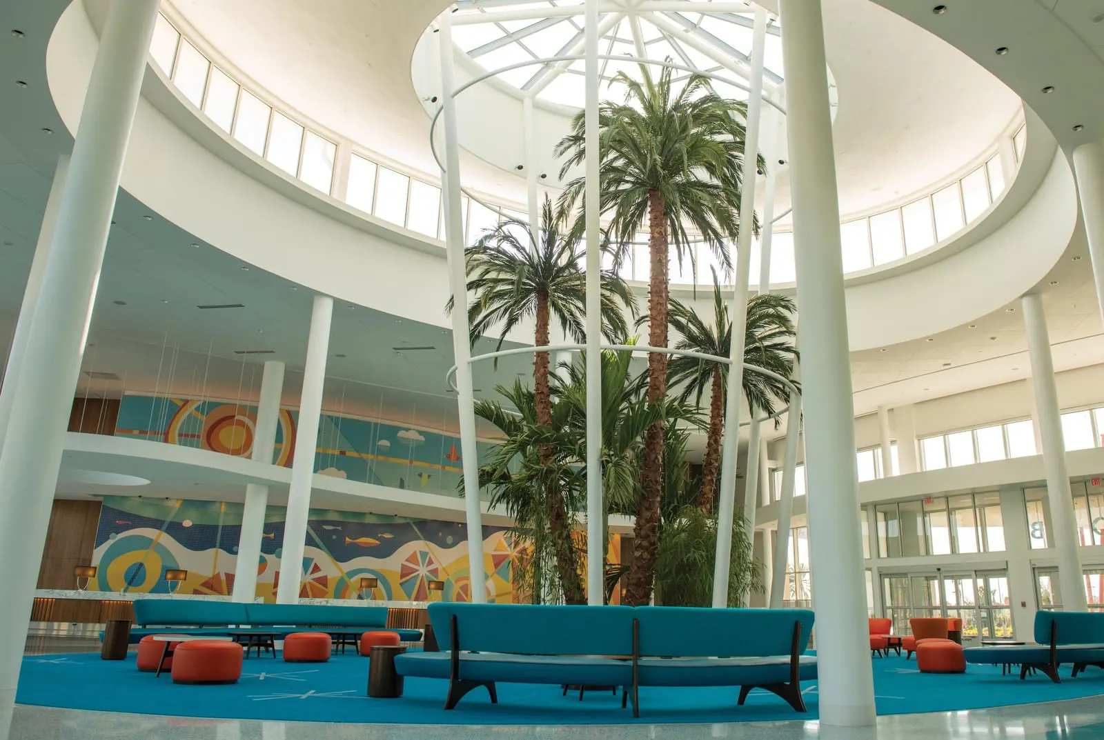 Universal Cabana Bay Beach Resort: Palm trees under the lobby skylight