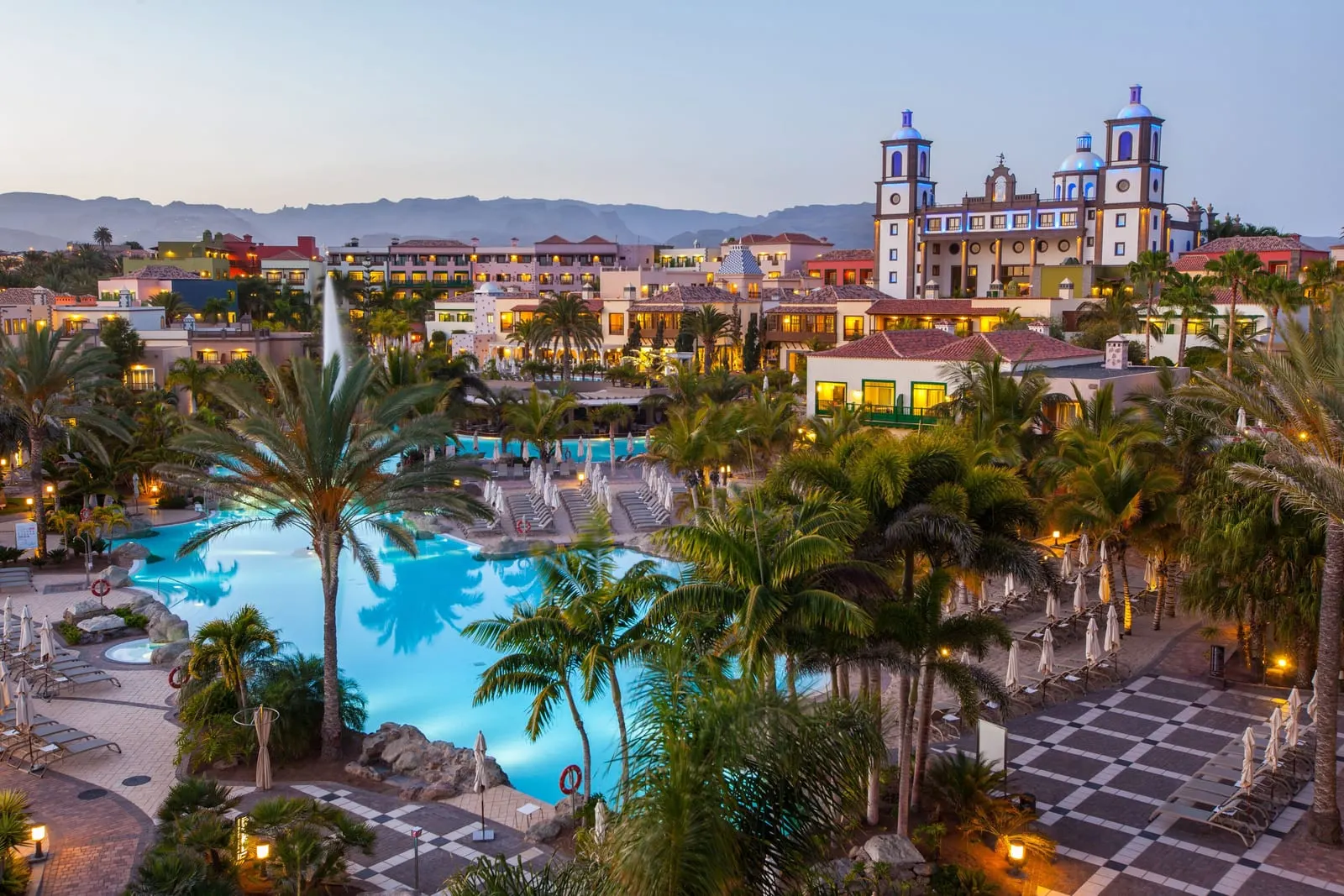 Lopesan Villa del Conde Resort & Thalasso: The pools and the twin-towered church at dusk