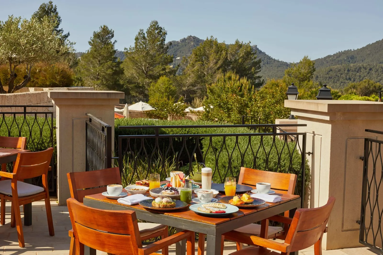 Cap Vermell Grand Hotel: Breakfast laid out on an outdoor terrace