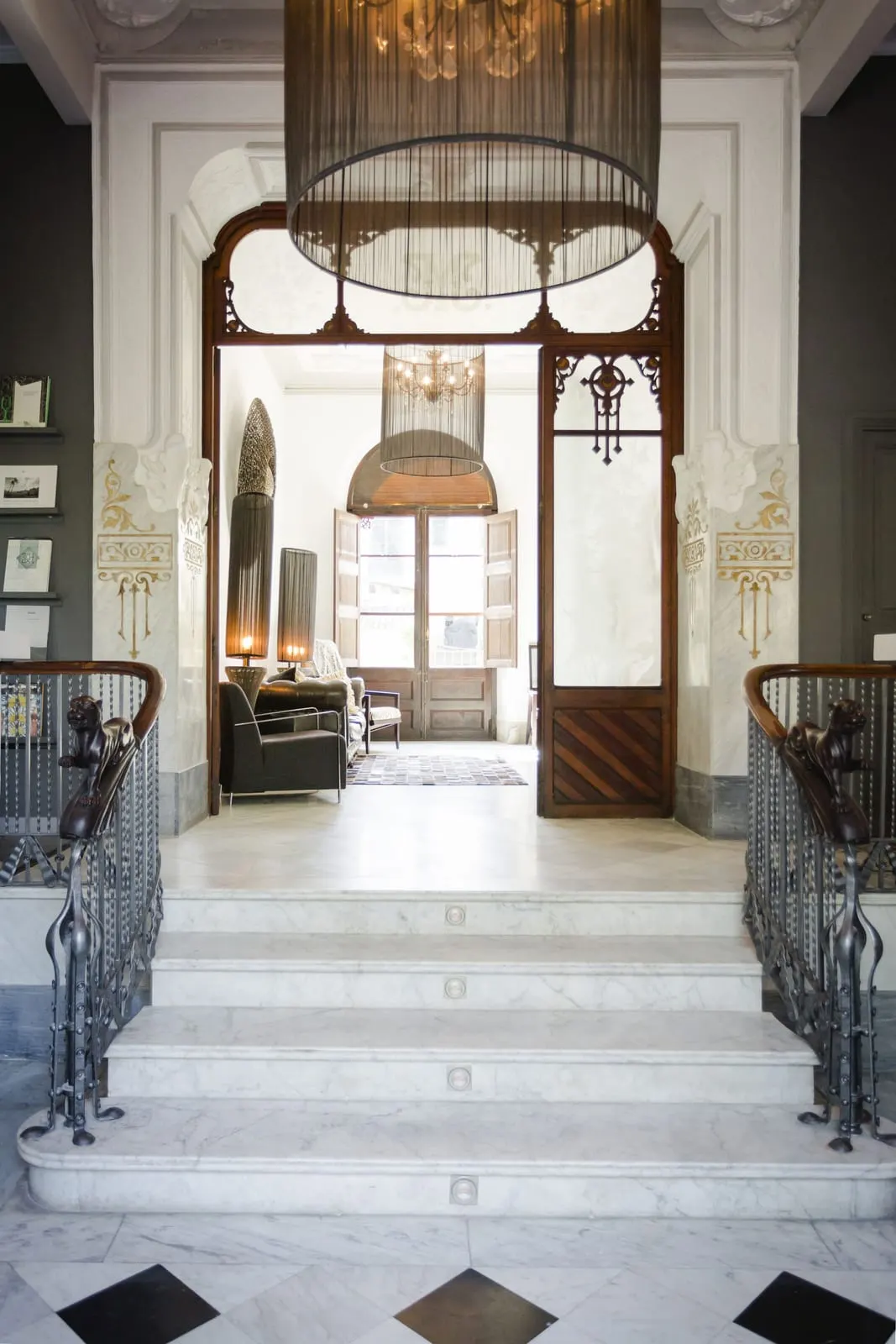 L'Avenida Hotel: Marble steps up into the hall