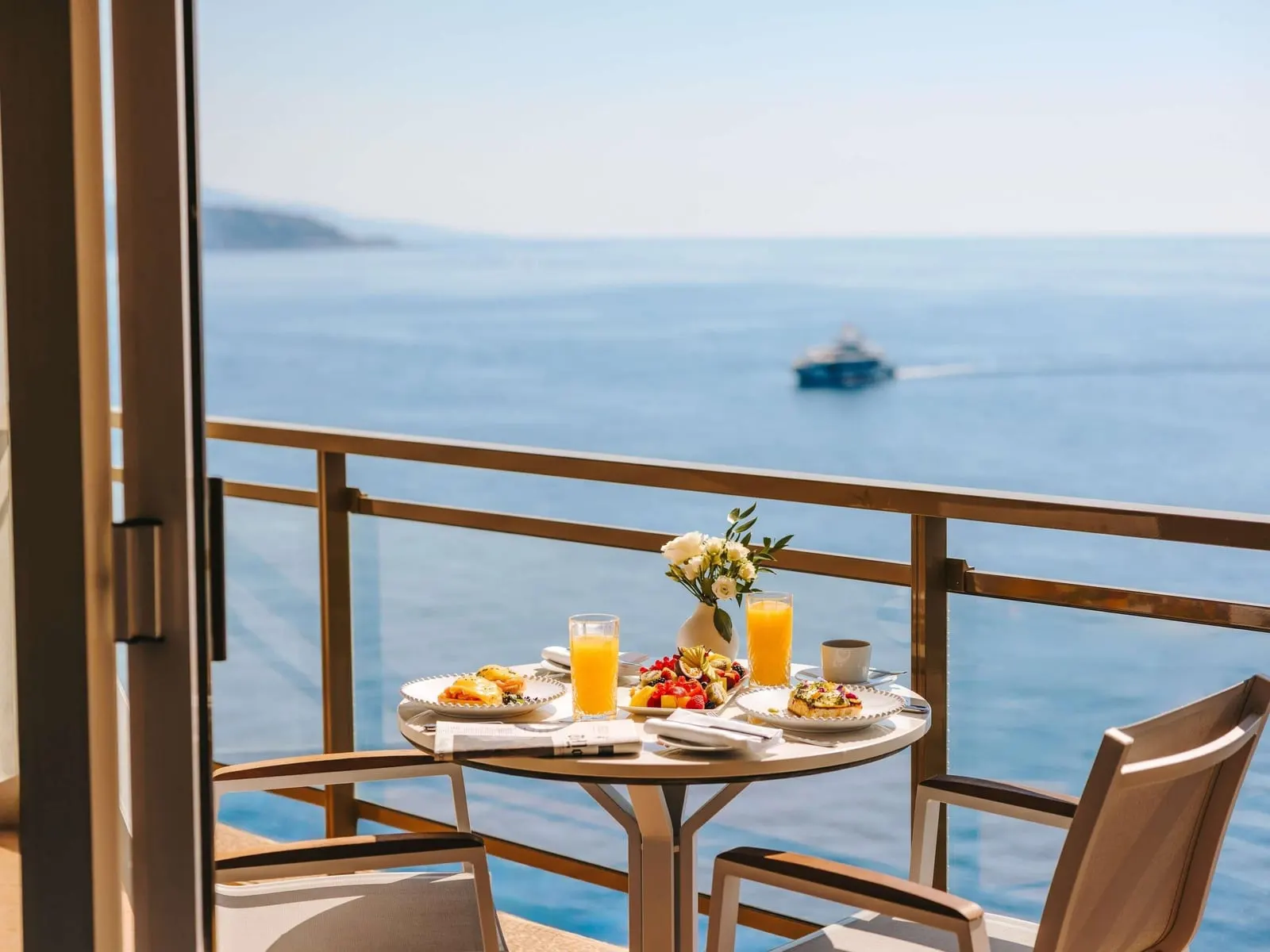 Fairmont Monte Carlo: Breakfast on a sea-view balcony
