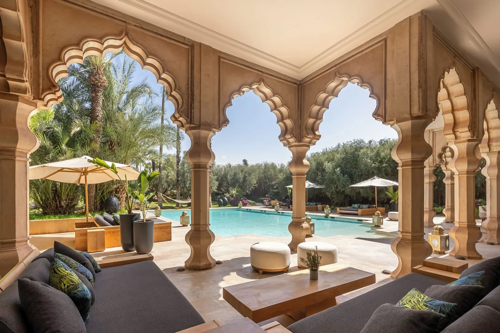 Palais Namaskar: Carved arches framing the pool and gardens