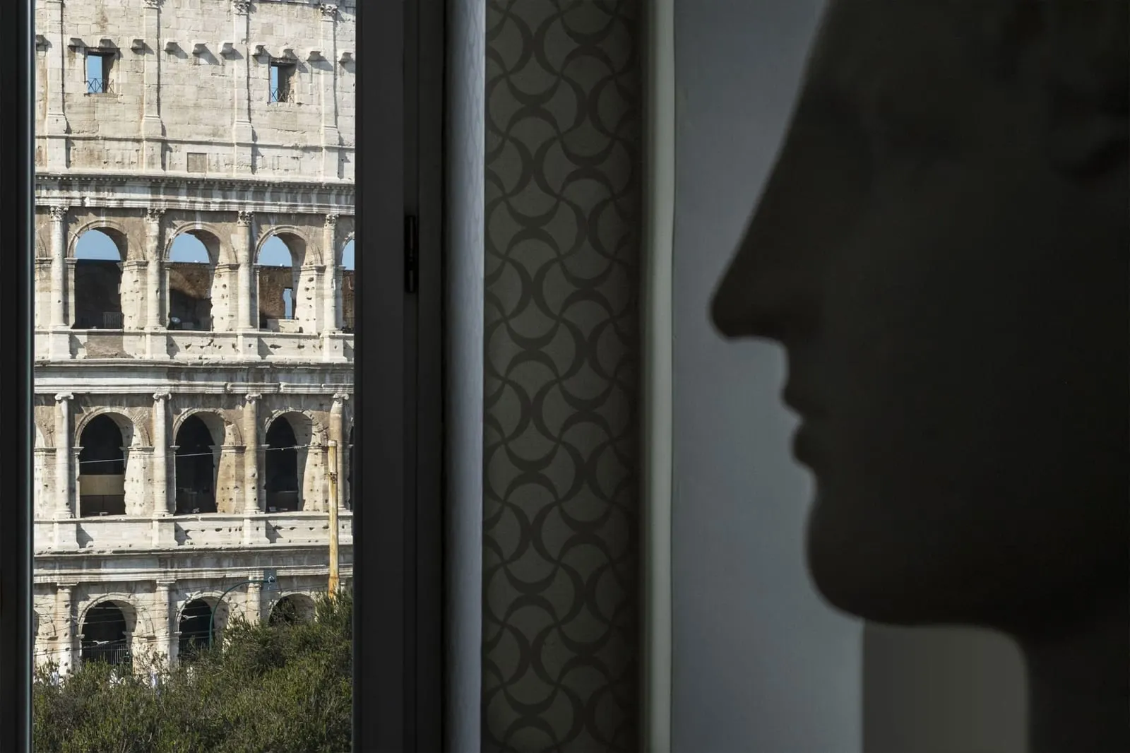 Palazzo Manfredi: A bust against the arcade