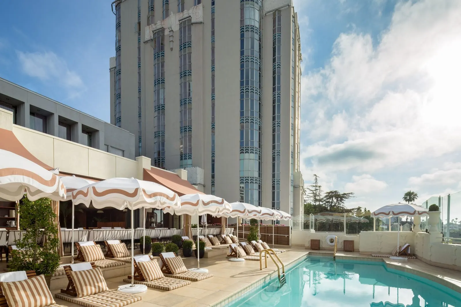 Sunset Tower Hotel: The Art Deco tower above the pool terrace