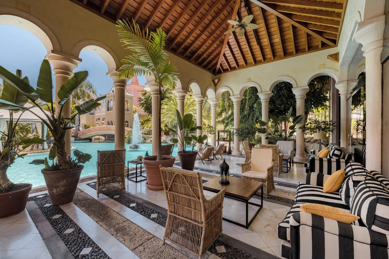 Bahía del Duque: Poolside lounge