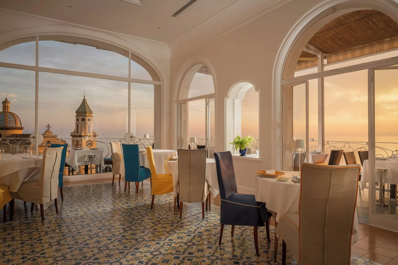 Hotel Tramonto d'Oro: The restaurant's majolica floor and arched windows