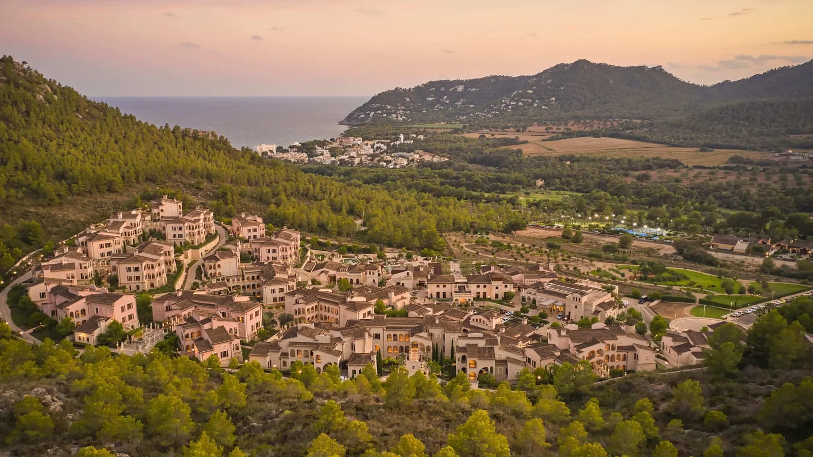 Cap Vermell Grand Hotel: The village-style resort above the Canyamel valley