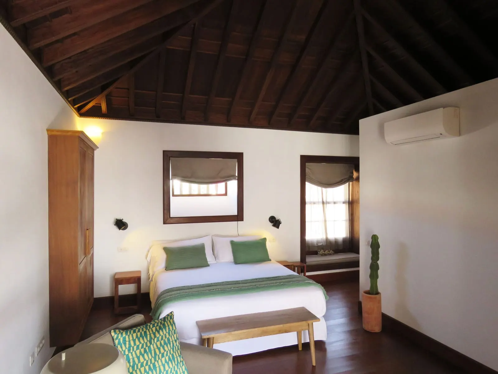 Hotel Boutique Palacio Ico: Room 08 with its two windows and wooden ceiling