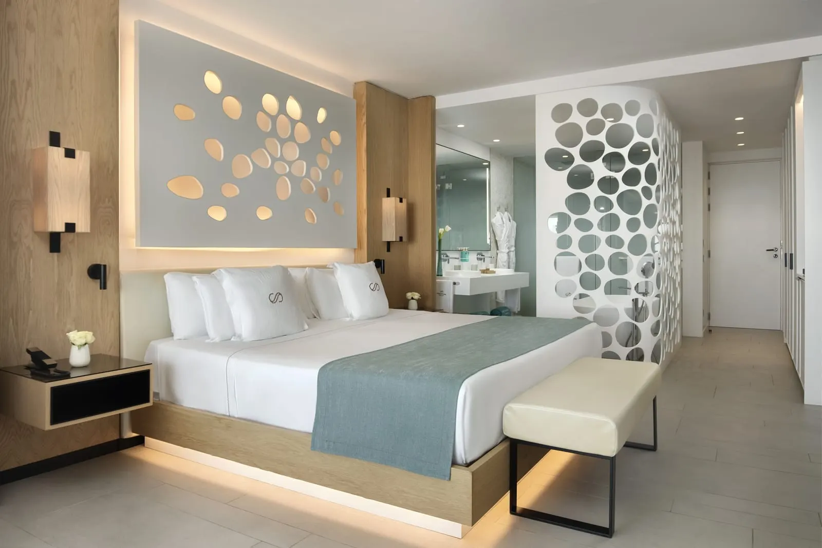 Junior Suite Sea Front Panoramic View at Royal Hideaway Corales Beach: the bed and a perforated white screen