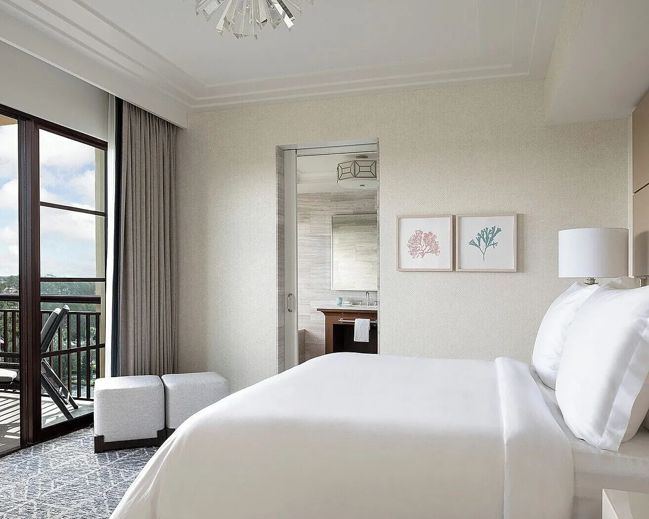 Golden Oak View Suite im Four Seasons Resort Orlando at Walt Disney World Resort: das Schlafzimmer, mit einem Kingsize-Bett, einem Durchgang zum Badezimmer und Glastüren zu einem Balkon