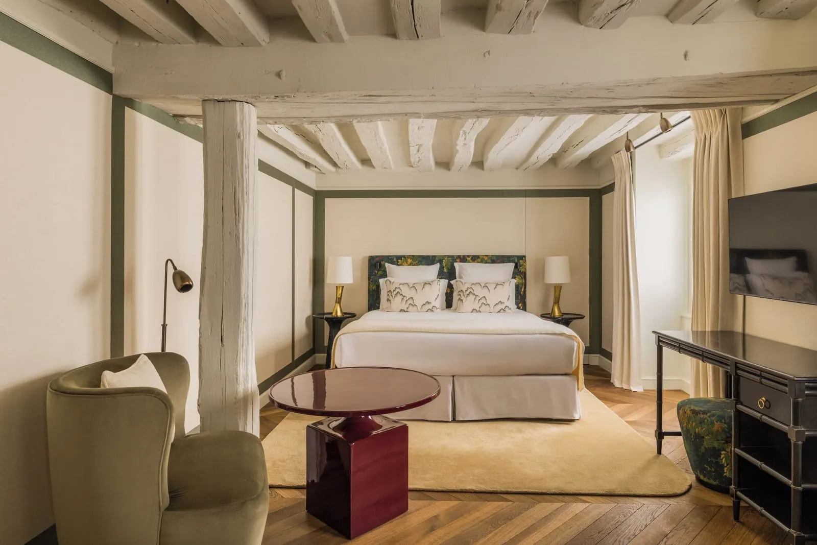 Le Pavillon de la Reine: A Junior Suite under Marais beams