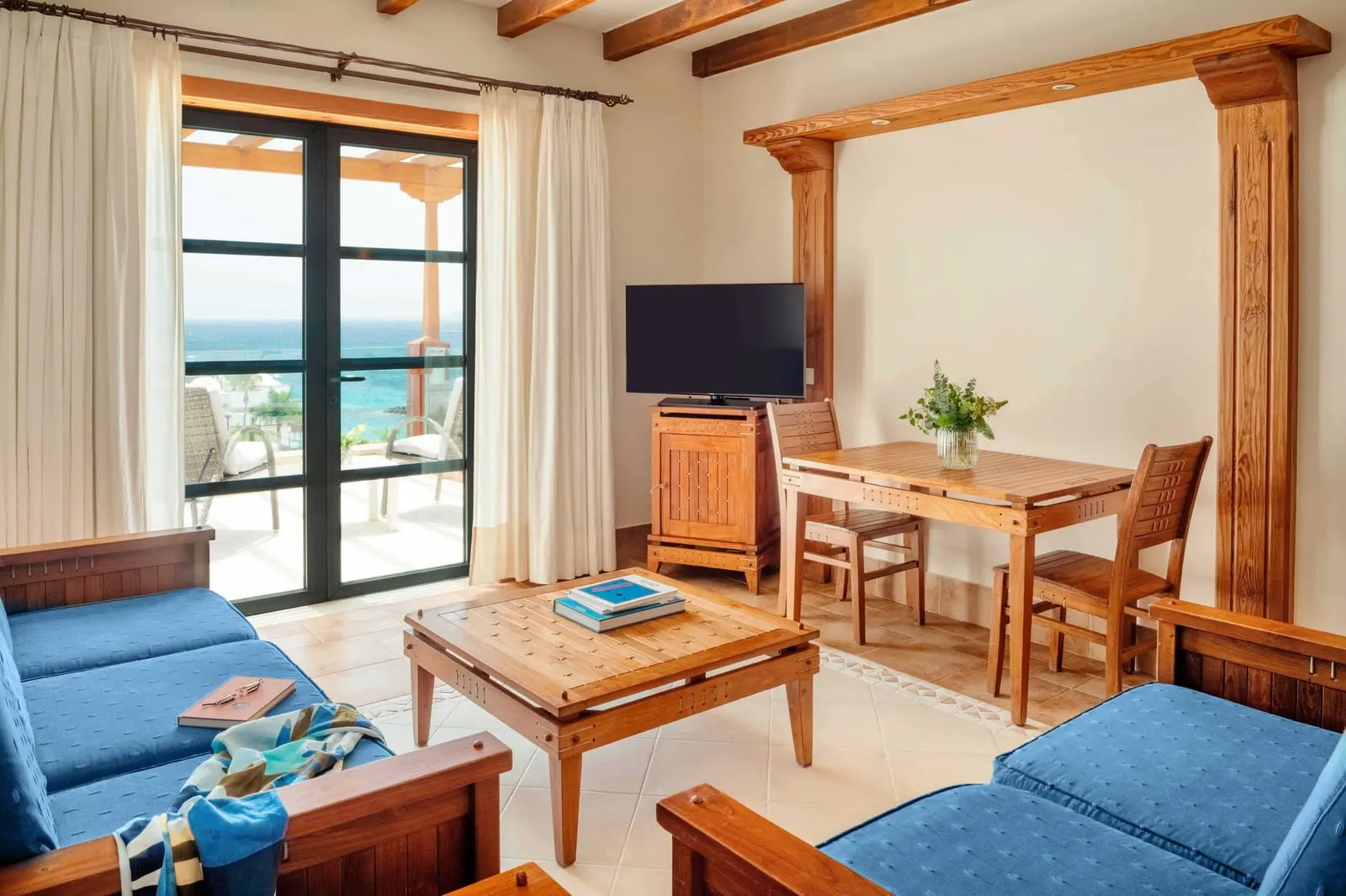 Princesa Yaiza Suite Hotel Resort: A Suite Sea View's living room and terrace