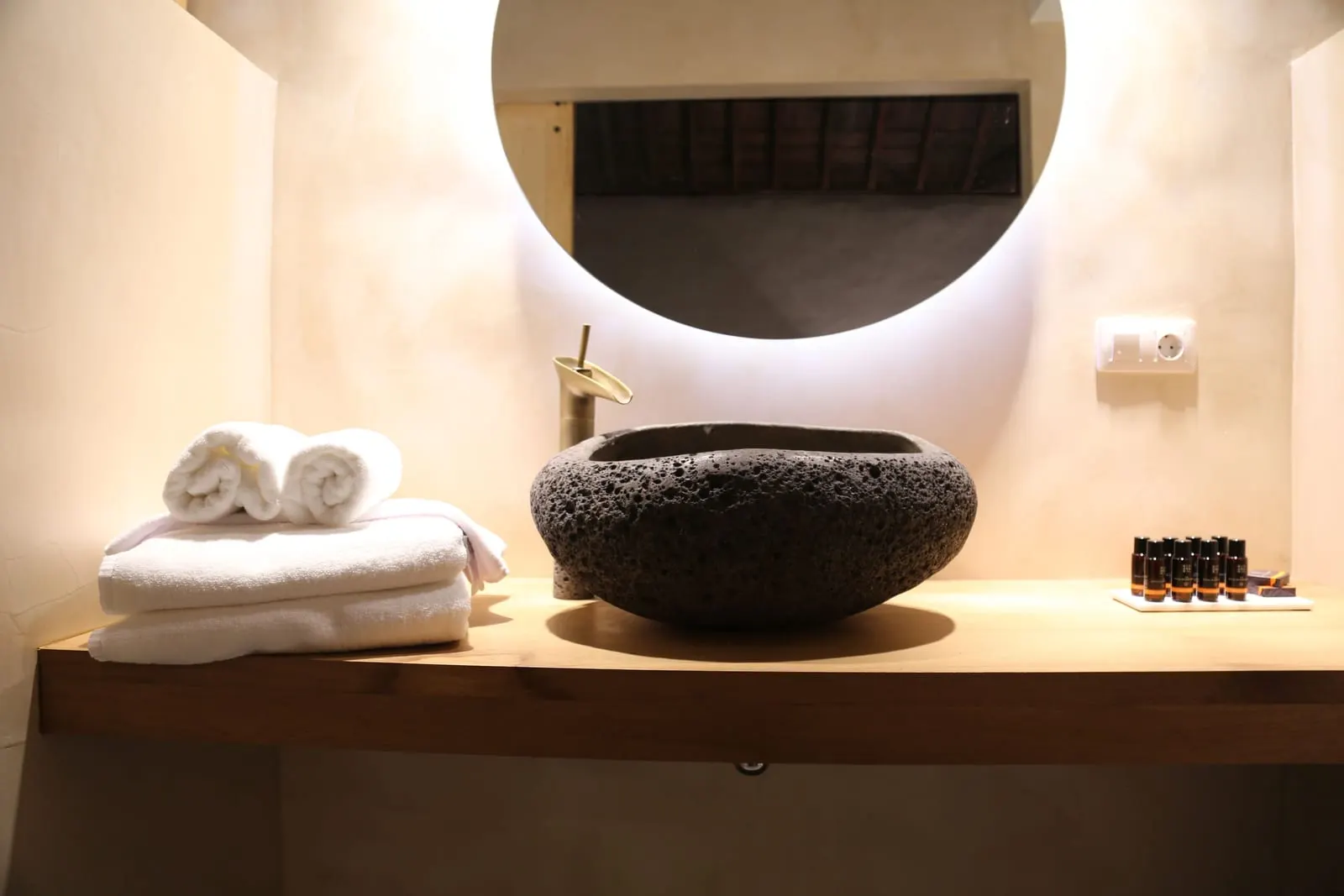 Hotel Boutique Palacio Ico: A black stone basin in Suite 06