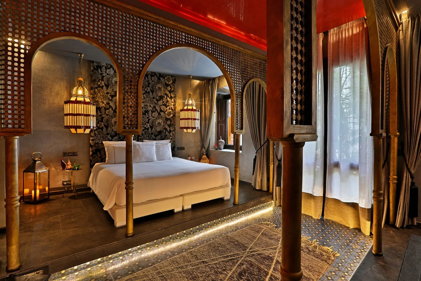 Dar Kandi: The Arch Suite, its bed behind wooden arches