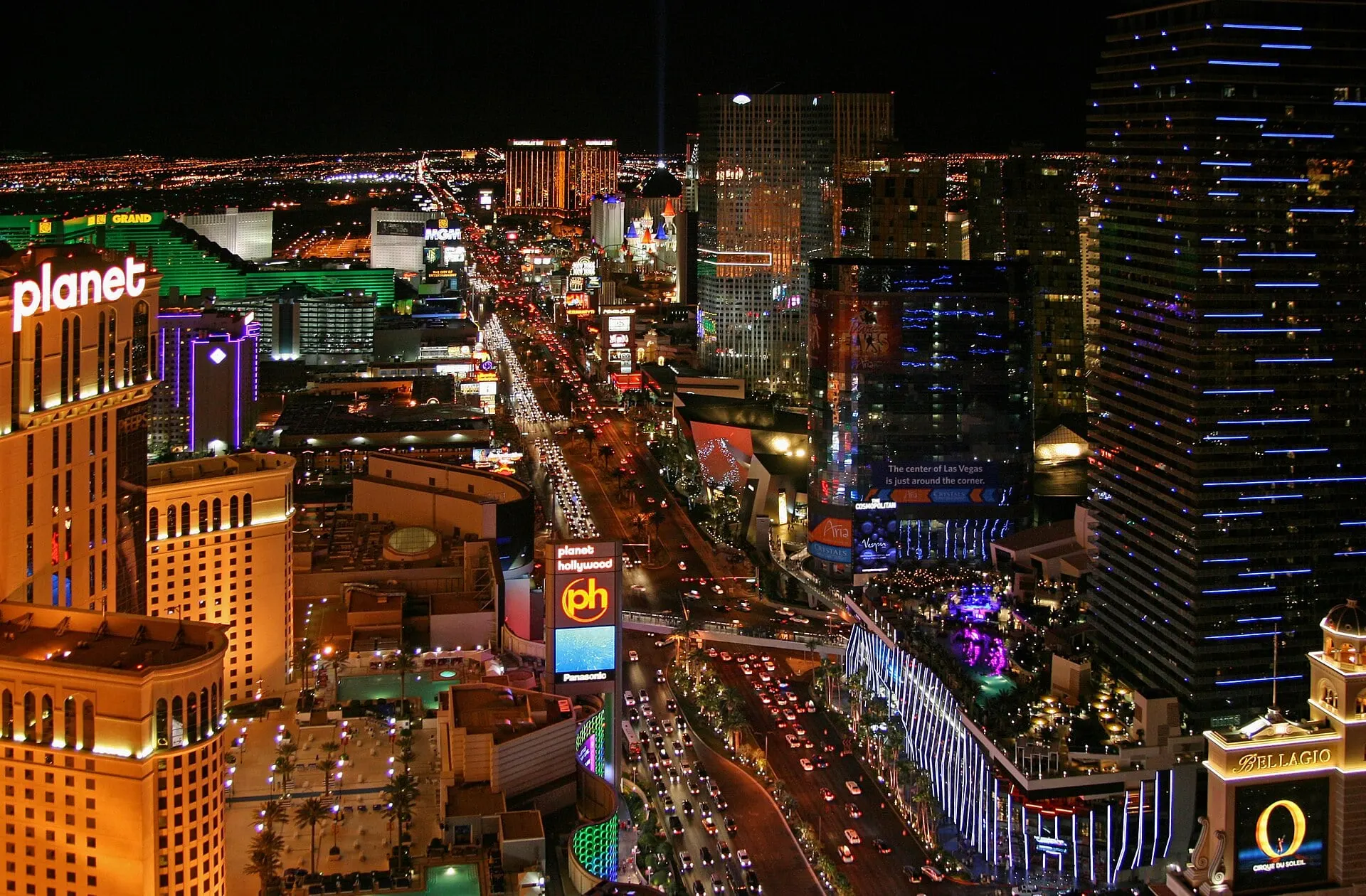 Paris Las Vegasのエッフェル塔から北へ、Planet Hollywoodの先まで続く夜のラスベガス・ストリップ