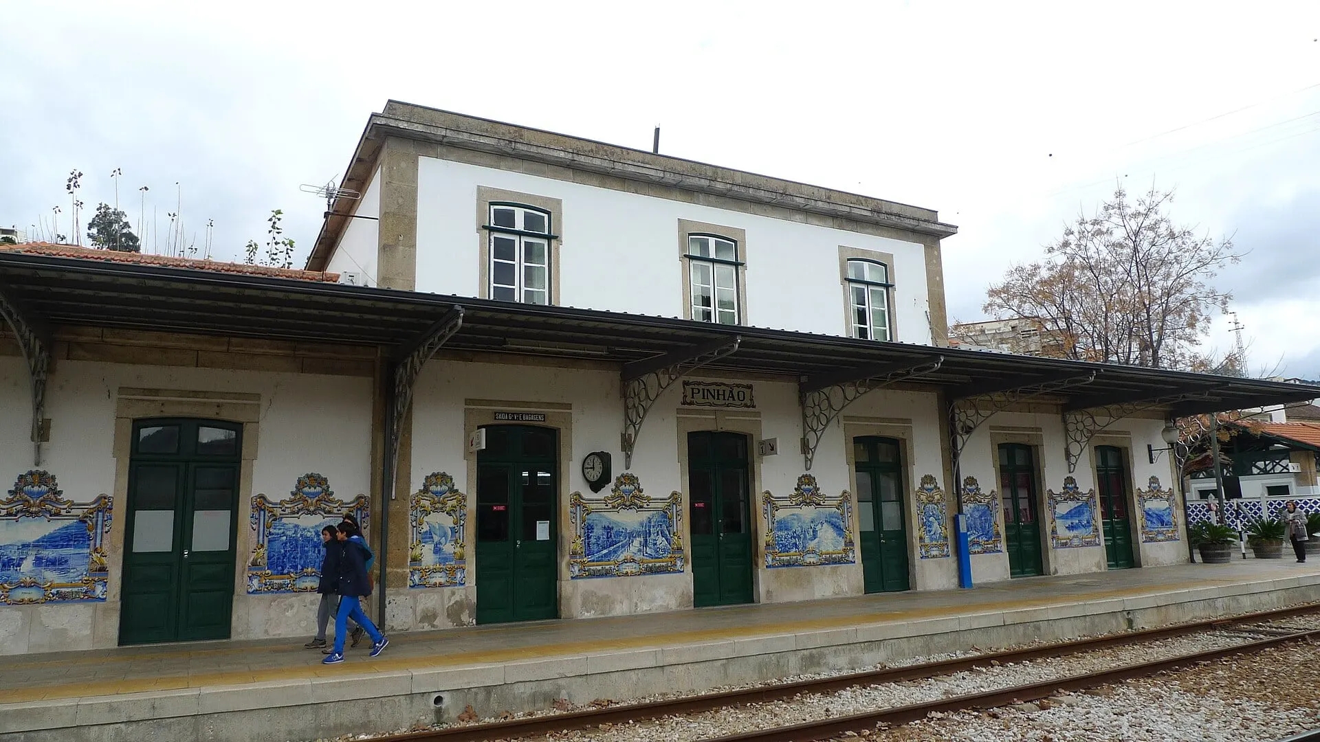 La estación de Pinhão, con el muro del andén revestido de paneles de azulejos azules y blancos.