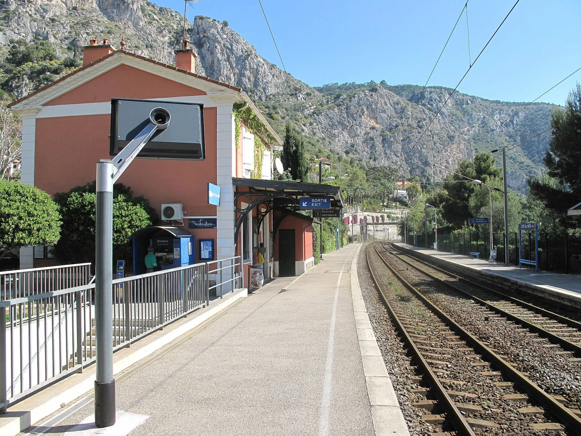 The small station of Èze-sur-Mer with its platforms below the limestone hills.