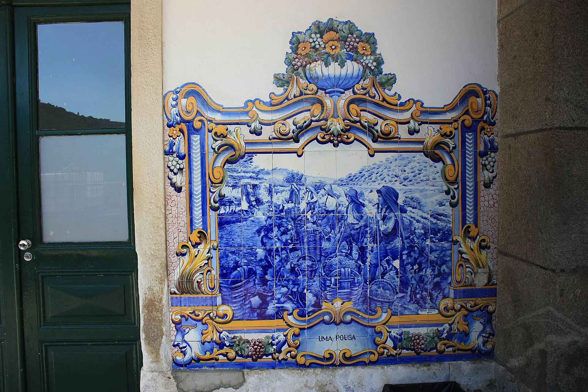 Un panel de azulejos de la vendimia en el muro de la estación de Pinhão.