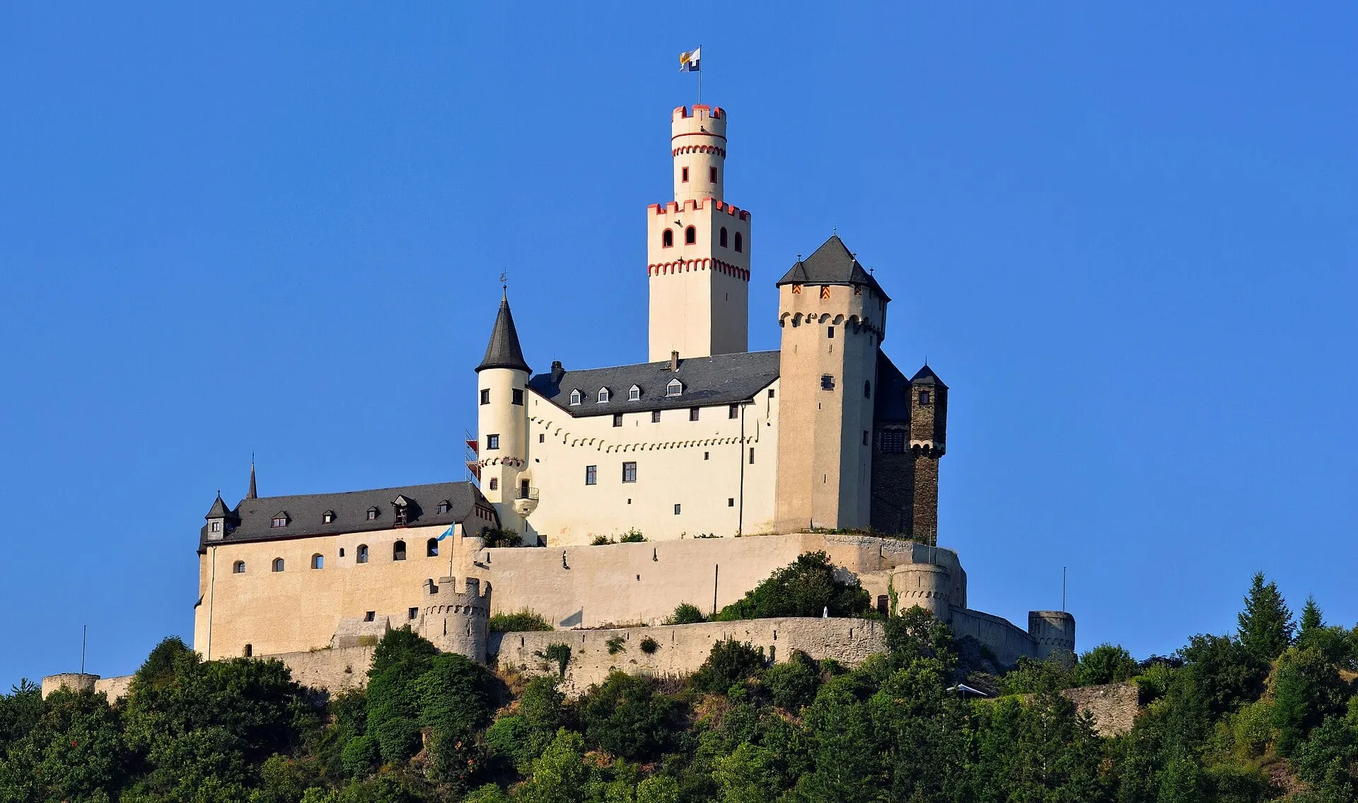 The Marksburg on its hilltop above Braubach.