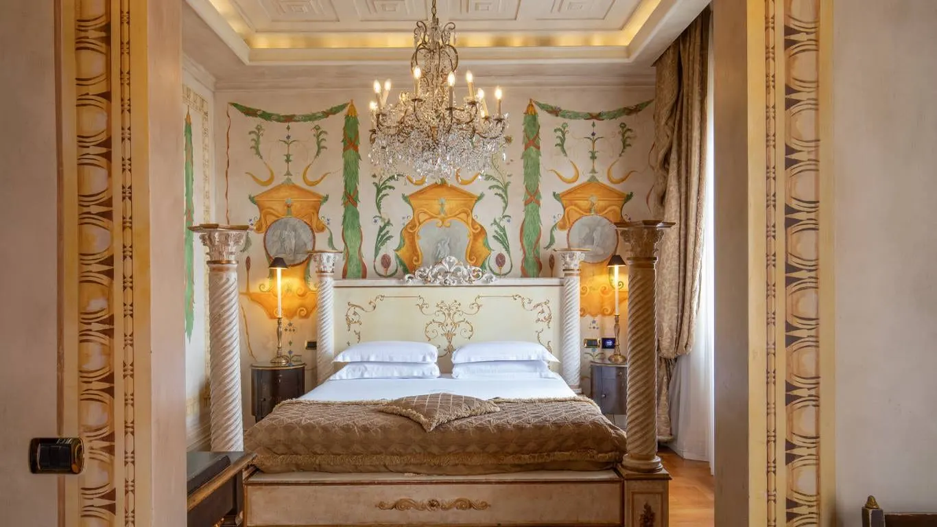 Hotel San Anselmo: Painted grotesques on the walls