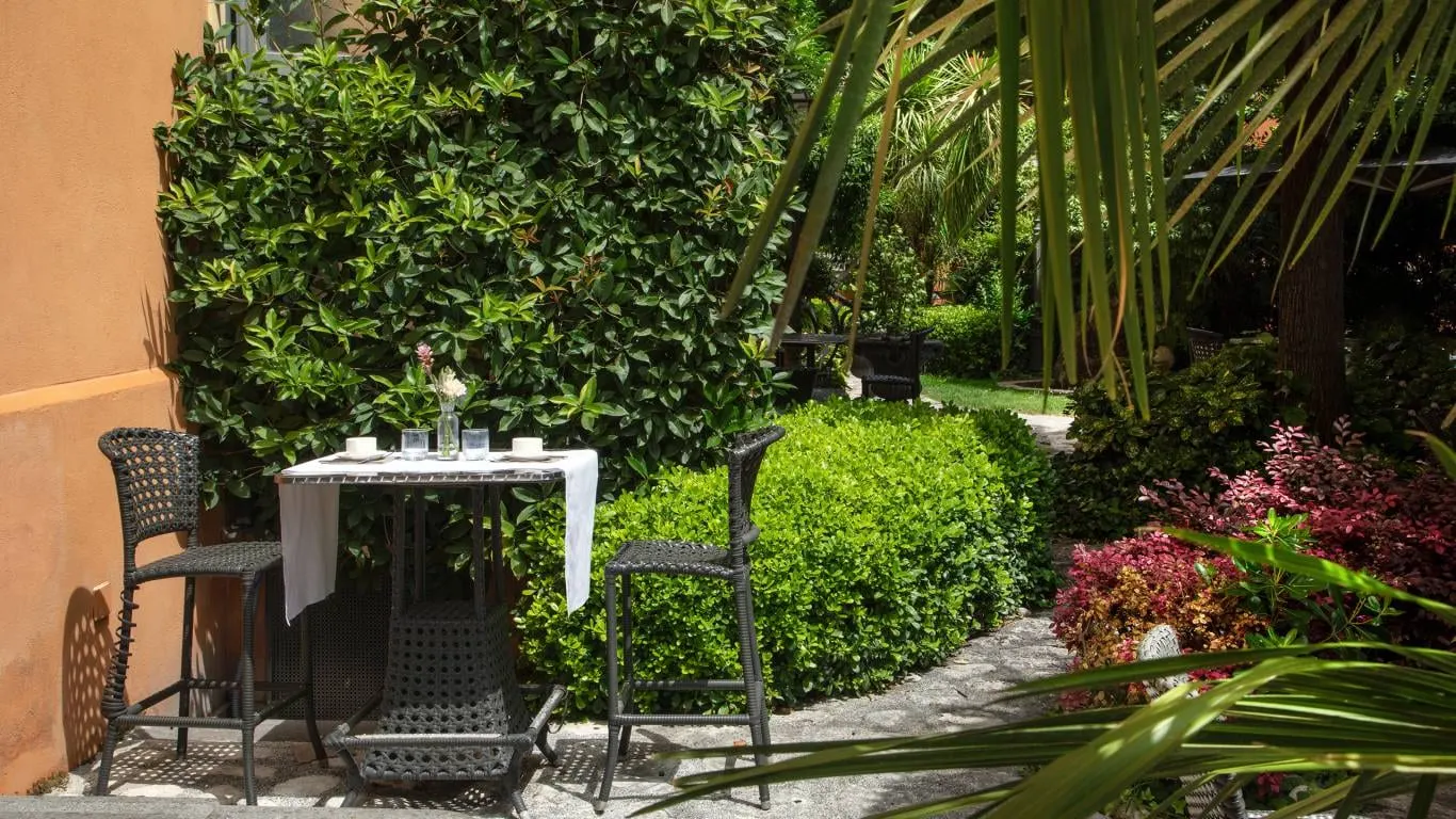 Hotel San Anselmo: A table among the palms