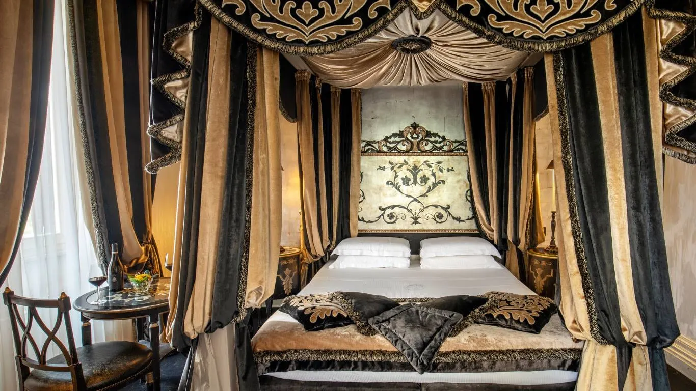 Hotel San Anselmo: A gilded four-poster