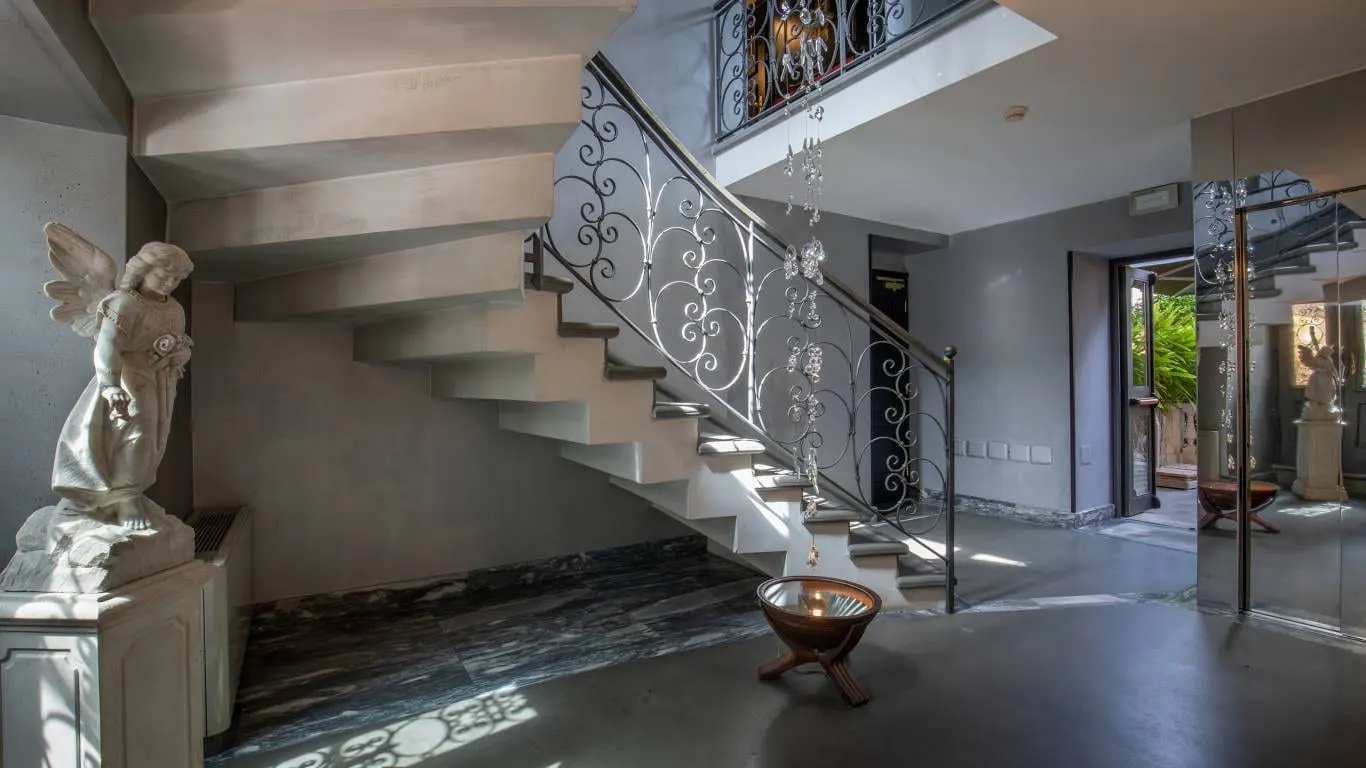 Hotel San Anselmo: The stair and its angel