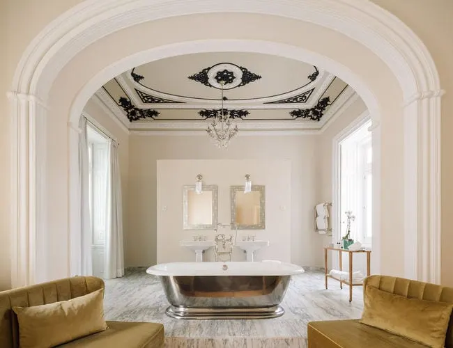 Palácio Príncipe Real: The bath in the arched room