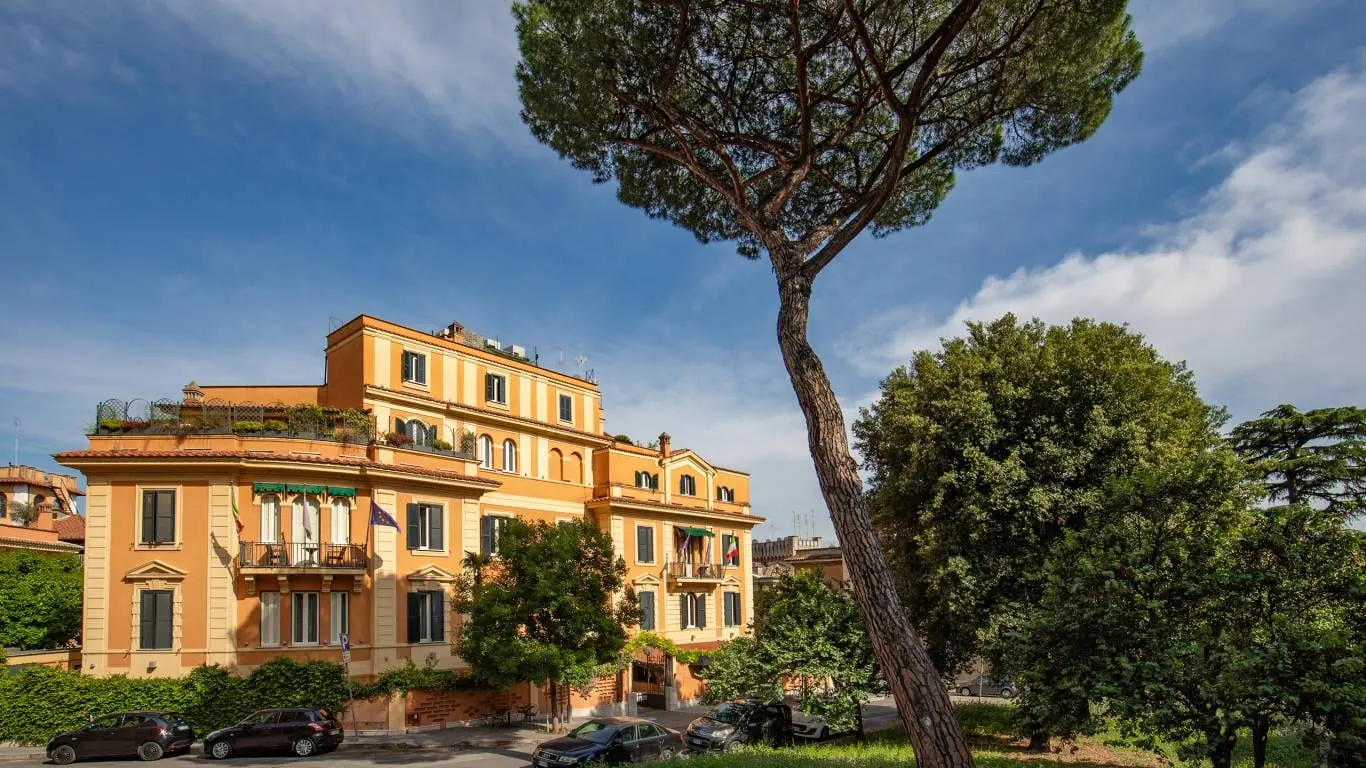 Hotel San Anselmo: The villa under its Roman pine