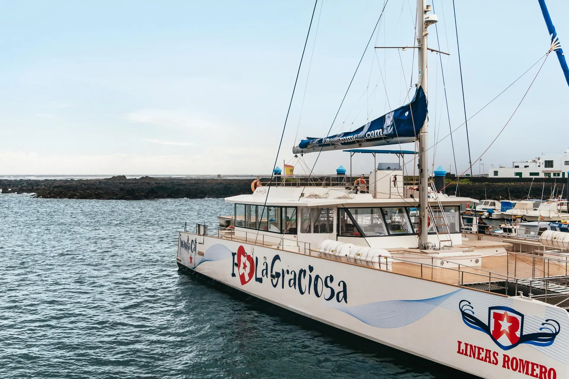 港に係留されたLíneas Romeroのカタマラン。船体に「I Love La Graciosa」と描かれている