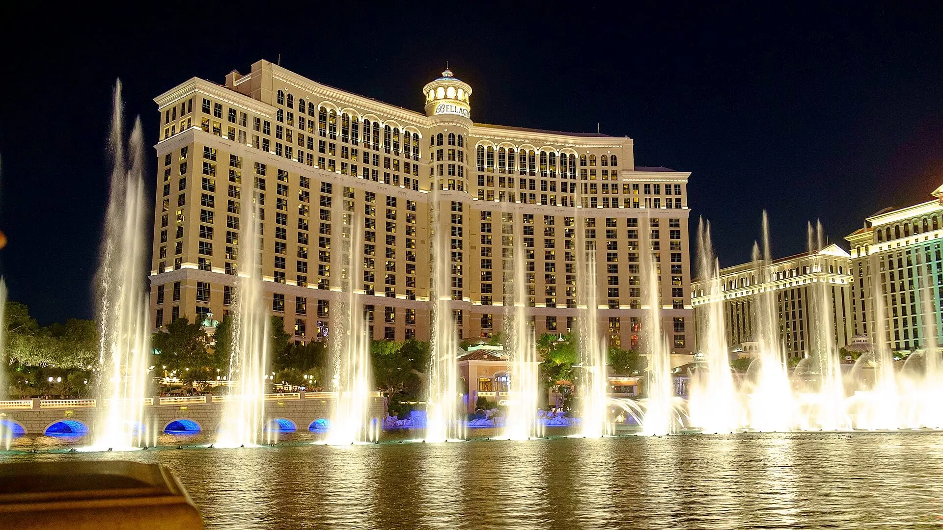 夜にライトアップされたBellagio前の噴水ショー