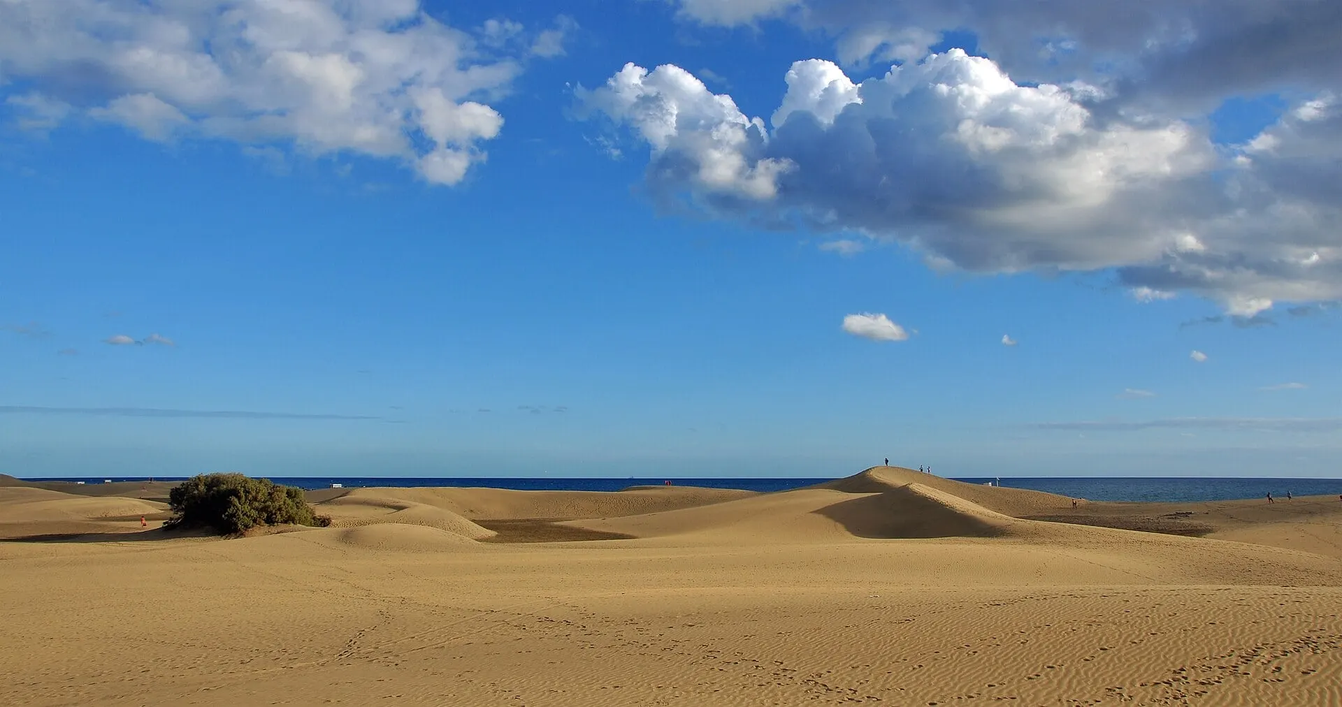 The Maspalomas dunes on Gran Canaria's south coast under a blue sky in November