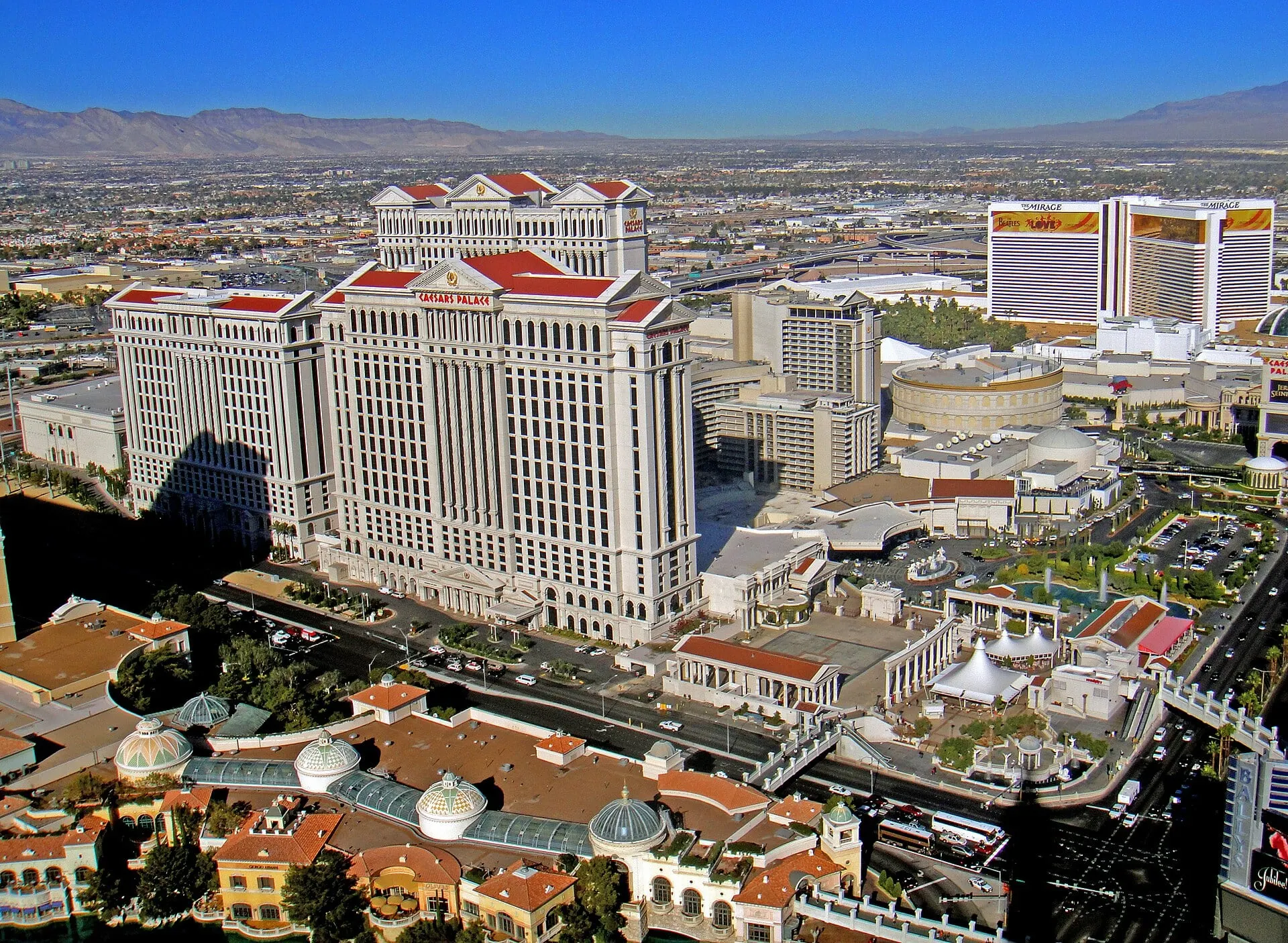 上空から見たCaesars Palaceとプール、その先に広がるストリップ