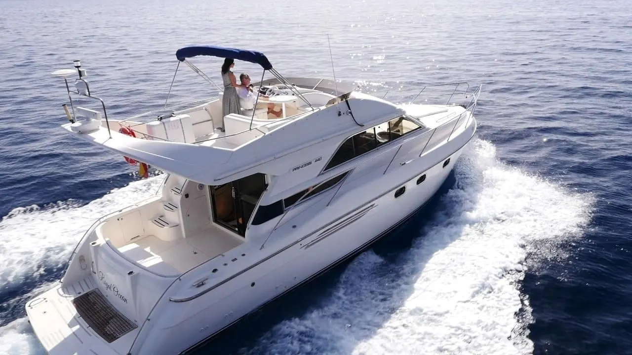 The yacht under way, seen from above