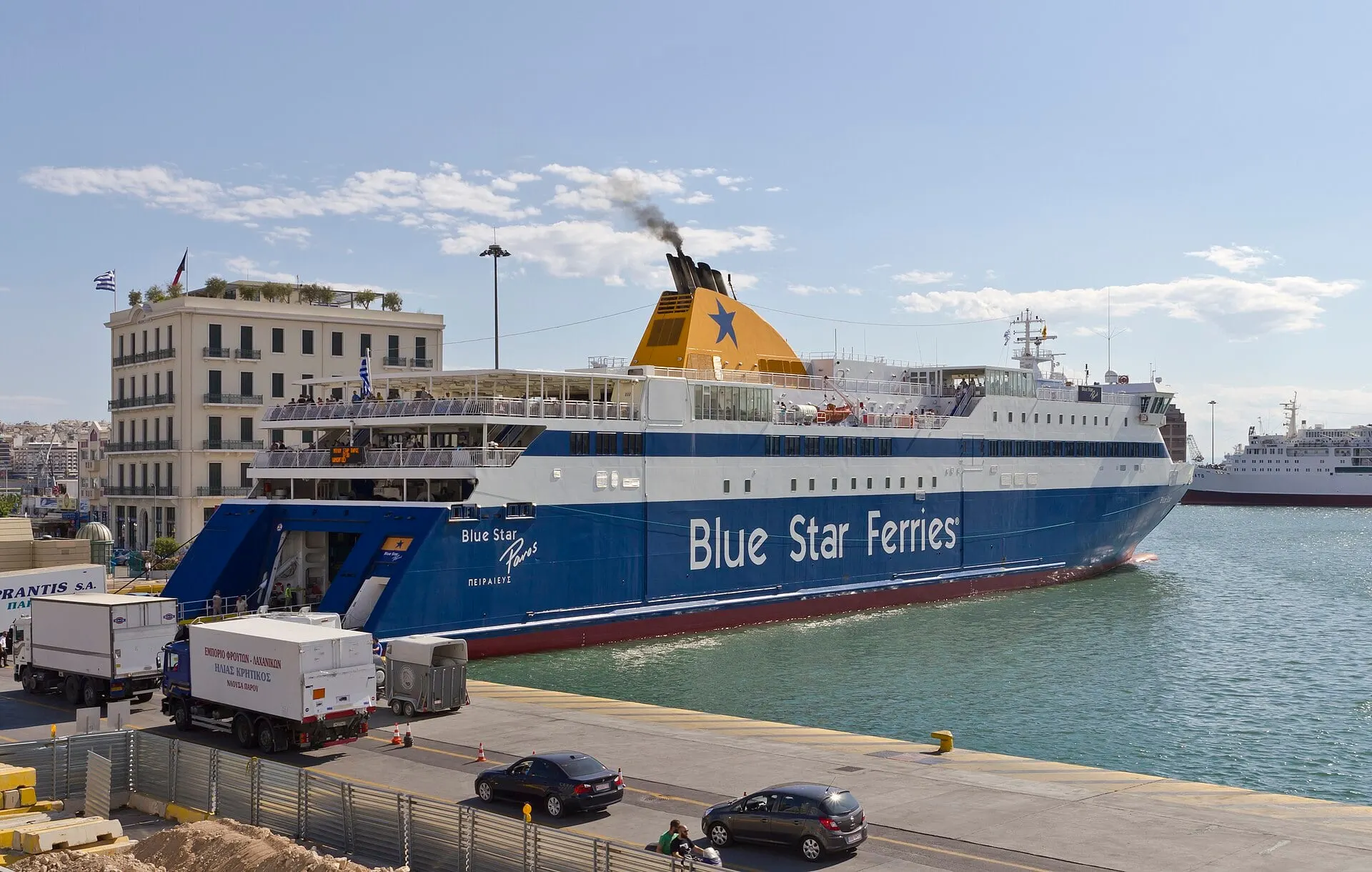 Die Fähre Blue Star Paros wird an ihrem Liegeplatz im Hafen von Piräus beladen.